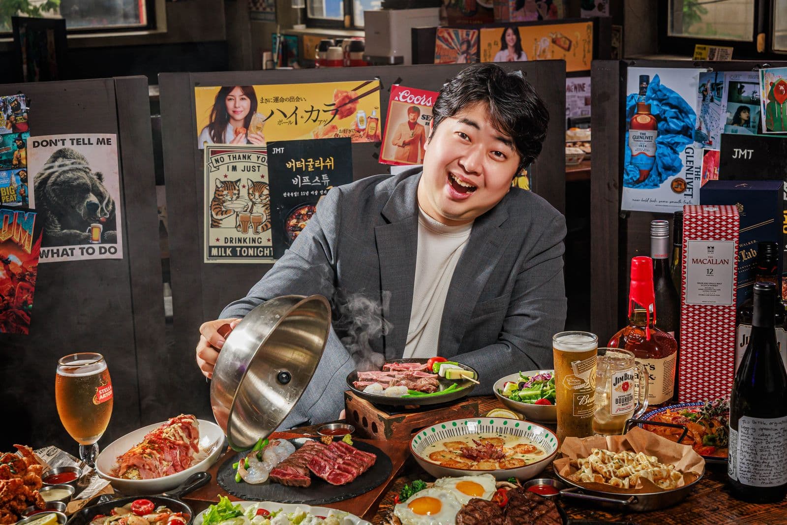 클로슈를 열어 스테이크가 드러나는 순간