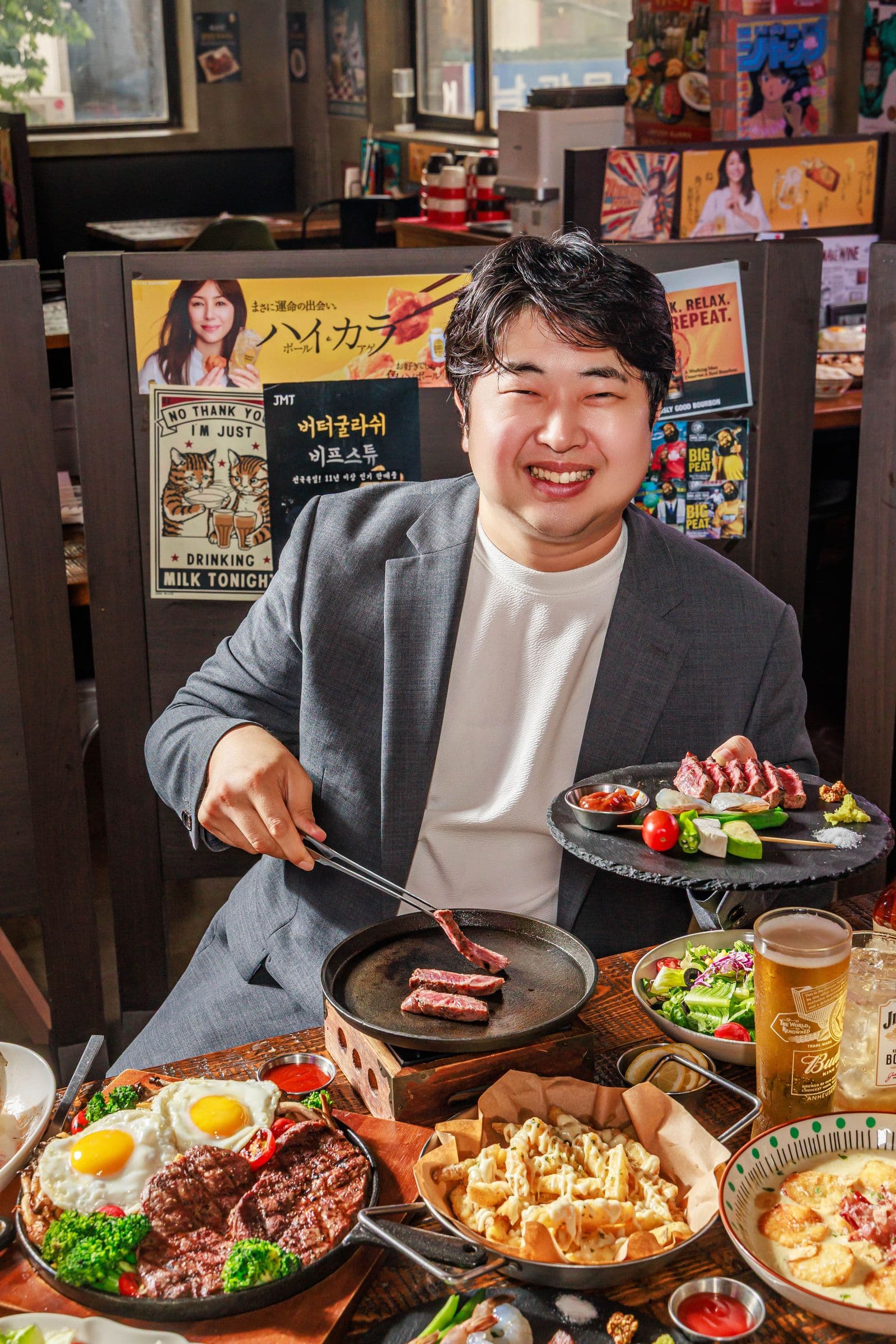 테이블 미니 화로 위에서 굽는 스테이크